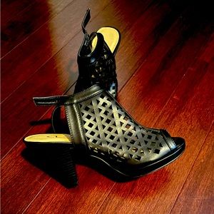 NWOT CL by Laundry heels.